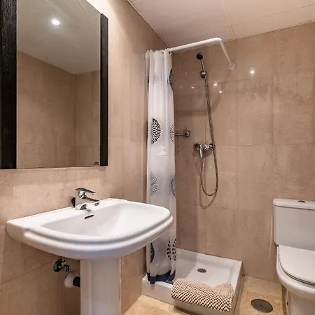 Cozy 2-bedroom Beachfront Retreat In Apartman