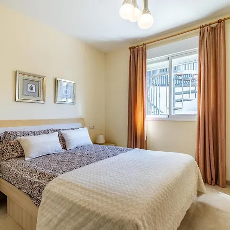 Cozy 2-bedroom Beachfront Retreat In Apartman
