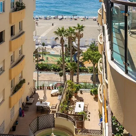 Cozy 2-bedroom Beachfront Retreat In דירה