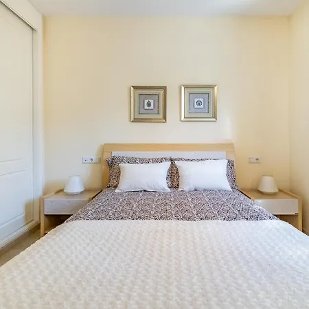 Cozy 2-bedroom Beachfront Retreat In Appartement Estepona