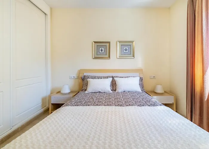 Cozy 2-bedroom Beachfront Retreat In Apartment Estepona