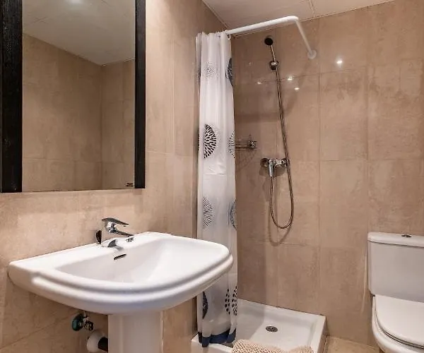 Cozy 2-bedroom Beachfront Retreat In Apartment